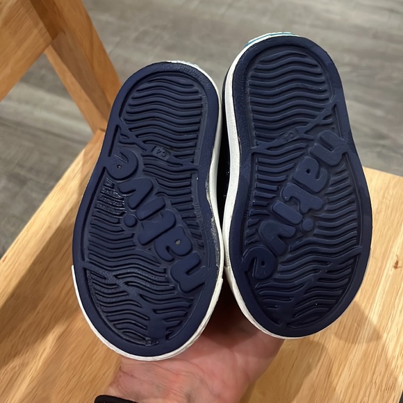 Native toddler shoes size 4C - Picture 2 of 3